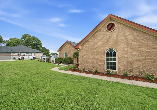 Photo 2 of Single family home for sale at 3039 Sunrise Trl, Weatherford, TX 76088 | MLS# 21307171 | Listing updated on 2026-09-26