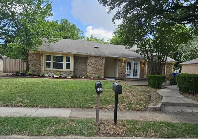 Homes for sale in Euless, TX | 202 E Denton Dr, Euless, TX 76039 | MLS# 21307030