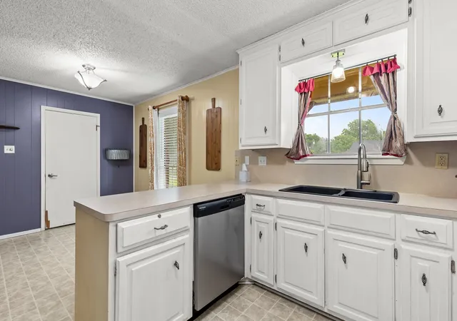 Photo 3 of Single family home for sale at 505 Pinewood Ln, Hewitt, TX 76643 | MLS# 21308442 | Listing updated on 2026-09-04