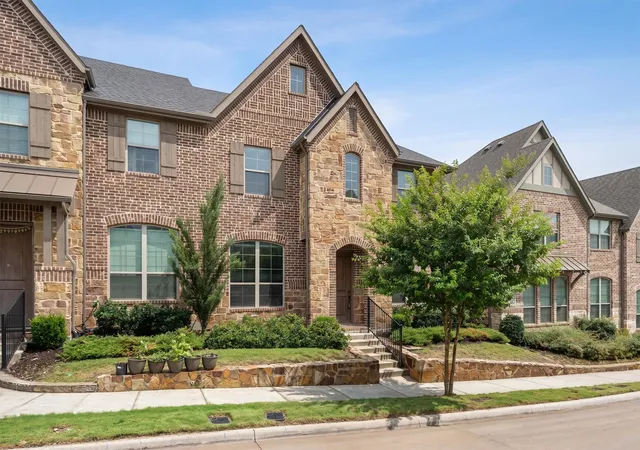 Townhouse for sale at 1163 Lake City Ave, Flower Mound, TX 75028 | MLS# 21303424