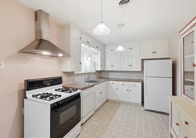Photo 3 of Sale Pending at 904 Cordell St, Denton, TX 76201 | MLS# 21308167 | Listing updated on 2026-08-03