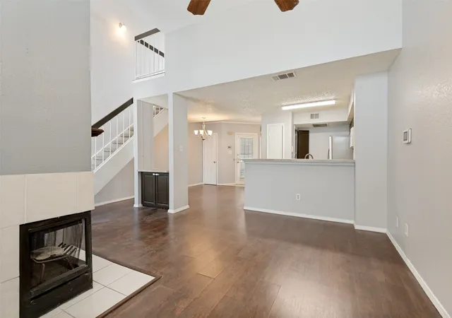 4th image of 3406 Country Clb Dr W, Irving, TX 75038
