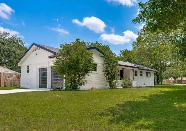Photo 2 of Single family home for sale at 1112 Karla Dr, Hurst, TX 76053 | MLS# 21304610 | Listing updated on 2026-10-01