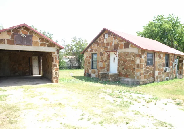 Photo 3 of Single family home for sale at 1006 S Bluffton, San Saba, TX 76877 | MLS# 21308619 | Listing updated on 2026-08-22
