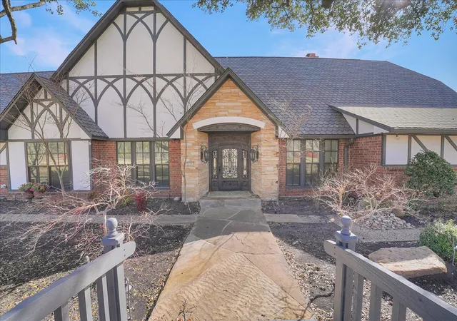 Photo 2 of Single family home for sale at 604 S Hampton Rd, Red Oak, TX 75154 | MLS# 21306131 | Listing updated on 2026-08-22