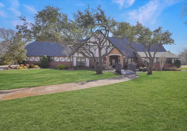 Photo 3 of Single family home for sale at 604 S Hampton Rd, Red Oak, TX 75154 | MLS# 21306131 | Listing updated on 2026-08-22