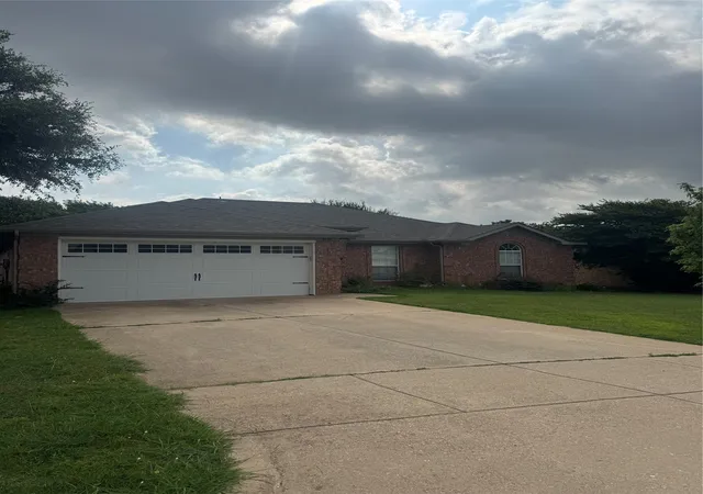 Photo 3 of Single family home for sale at 1610 Ocean Dr, Mansfield, TX 76063 | MLS# 21304575 | Listing updated on 2026-07-03