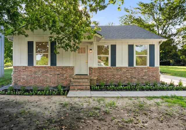 Photo 1 of Single family home for sale at 315 N Burdette Ave, Sherman, TX 75090 | MLS# 21305376 | Listing updated on 2026-10-03