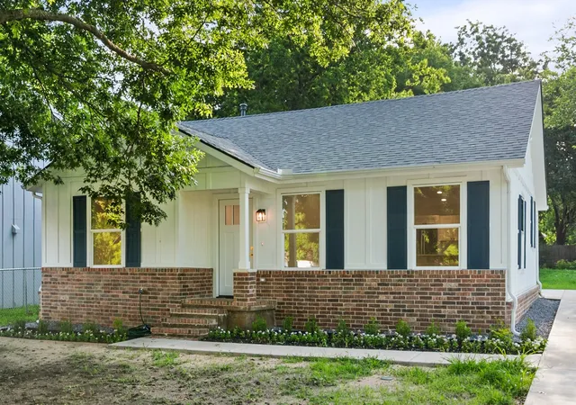 Photo 2 of Single family home for sale at 315 N Burdette Ave, Sherman, TX 75090 | MLS# 21305376 | Listing updated on 2026-10-03