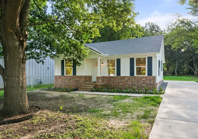 Photo 3 of Single family home for sale at 315 N Burdette Ave, Sherman, TX 75090 | MLS# 21305376 | Listing updated on 2026-10-03