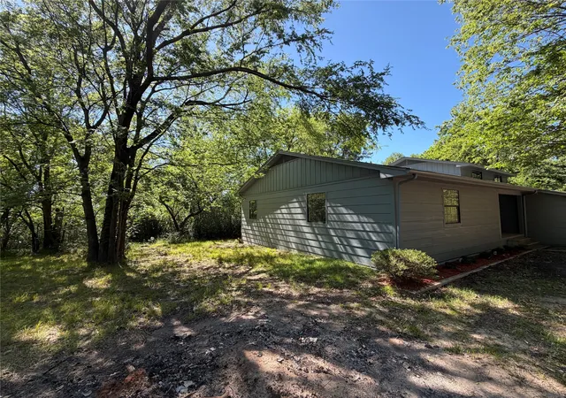 Photo 3 of Single family home for sale at 257 W Acres Rd, Mabank, TX 75156 | MLS# 21308923 | Listing updated on 2026-07-17