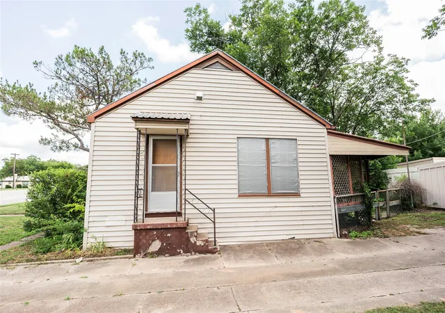 Homes for sale in Nocona, TX | 706 E Hwy 82, Nocona, TX 76255 | MLS# 21308902