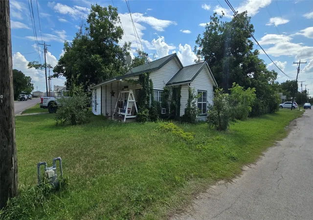 Photo 3 of Sale Pending at 331 N 5th St, Jacksboro, TX 76458 | MLS# 21309042 | Listing updated on 2026-08-31