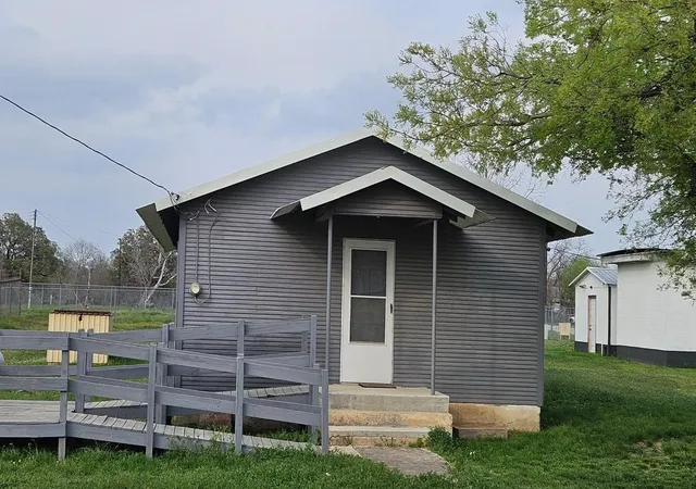Photo 1 of Single family home for sale at 4 W Sherman St, Mullin, TX 76864 | MLS# 21309080 | Listing updated on 2026-08-22