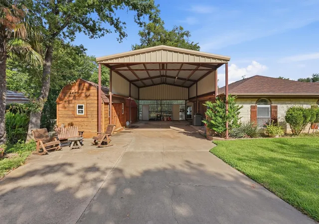 Photo 4 of Single family home for sale at 6426 Walters Bend Ct, Granbury, TX 76049 | MLS# 21305738 | Listing updated on 2026-07-22