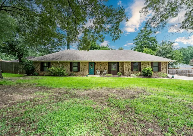 Homes for sale in Whitehouse, TX | 354 Royal Cir, Whitehouse, TX 75791 | MLS# 21309400