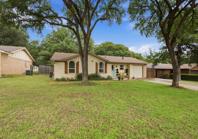 Homes for sale in North Richland Hills, TX | 7121 Crabtree Ln, North Richland Hills, TX 76182 | MLS# 21306435