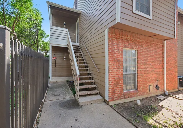 Listing Photo 4 - Condo for sale in building located at 3645 W Northgate Dr, Irving, TX 75062 - Unit #201
