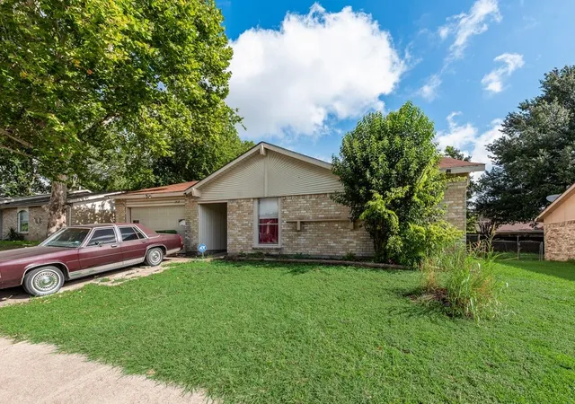 Photo 1 of Sale Pending at 1717 Glenview Ln, Arlington, TX 76014 | MLS# 21305927 | Listing updated on 2026-07-24