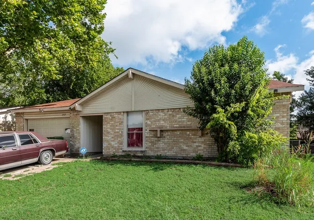 Photo 2 of Sale Pending at 1717 Glenview Ln, Arlington, TX 76014 | MLS# 21305927 | Listing updated on 2026-07-24