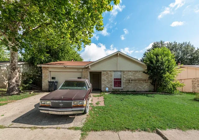 Photo 3 of Sale Pending at 1717 Glenview Ln, Arlington, TX 76014 | MLS# 21305927 | Listing updated on 2026-07-24