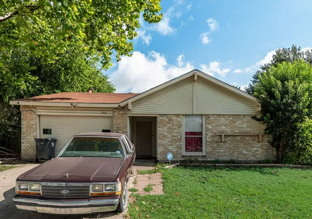Photo 3 of Sale Pending at 1717 Glenview Ln, Arlington, TX 76014 | MLS# 21305927 | Listing updated on 2026-07-24