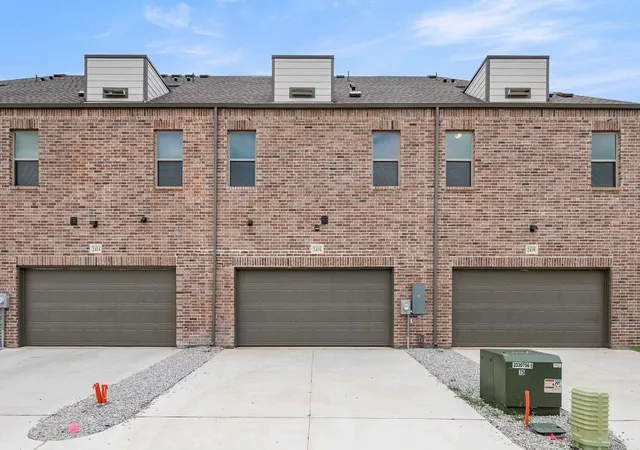 Photo 2 of Sale Pending at 2410 Glacier Wy, Mansfield, TX 76063 | MLS# 21309553 | Listing updated on 2026-09-22