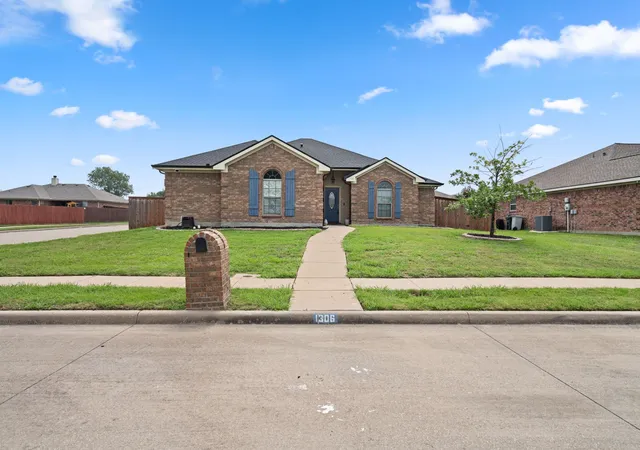 Homes for sale in Midlothian, TX | 1306 Beacon Hill Dr, Midlothian, TX 76065 | MLS# 21309608
