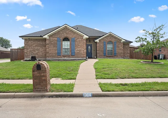 Homes for sale in Midlothian, TX | 1306 Beacon Hill Dr, Midlothian, TX 76065 | MLS# 21309608