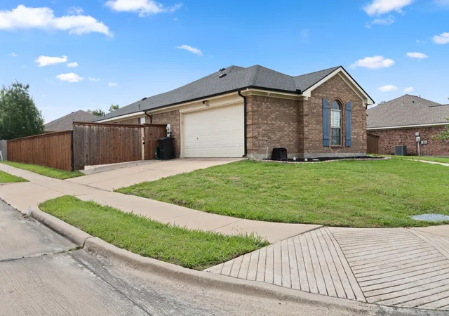 Photo 3 of Sale Pending at 1306 Beacon Hill Dr, Midlothian, TX 76065 | MLS# 21309608 | Listing updated on 2026-09-17