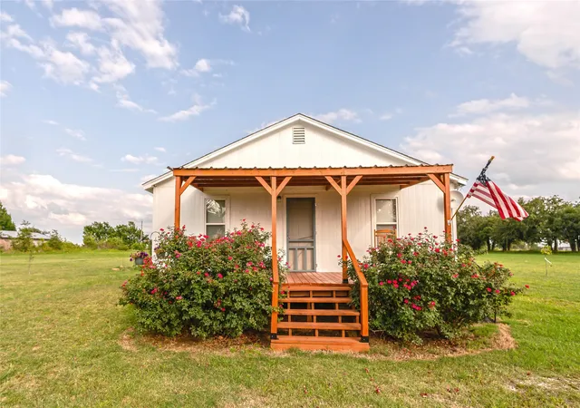 Photo 3 of Manufactured home for sale at 1306 Winn Rd, Bowie, TX 76230 | MLS# 21309044 | Listing updated on 2026-08-22