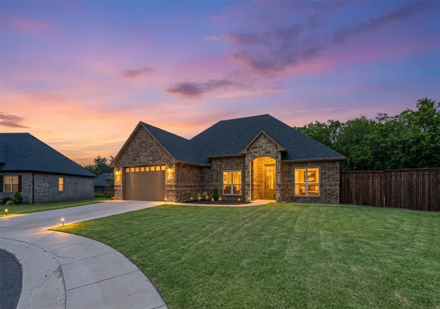 Photo 2 of Single family home for sale at 533 Limestone Cir, Mabank, TX 75147 | MLS# 21308738 | Listing updated on 2026-08-17