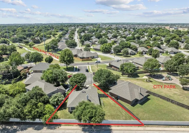 Photo 2 of Single family home for sale at 804 Tyler Ct, Burleson, TX 76028 | MLS# 21309839 | Listing updated on 2026-08-19