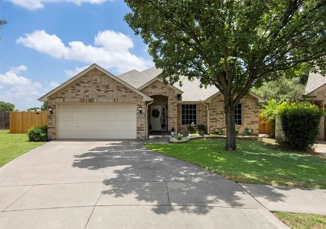 Photo 3 of Single family home for sale at 804 Tyler Ct, Burleson, TX 76028 | MLS# 21309839 | Listing updated on 2026-08-19
