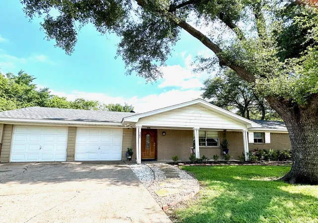 Photo 1 of Single family home for sale at 307 E 5th St, Kaufman, TX 75142 | MLS# 21301712 | Listing updated on 2026-08-24