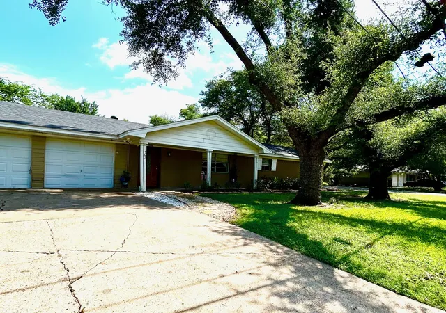 Photo 2 of Single family home for sale at 307 E 5th St, Kaufman, TX 75142 | MLS# 21301712 | Listing updated on 2026-08-24