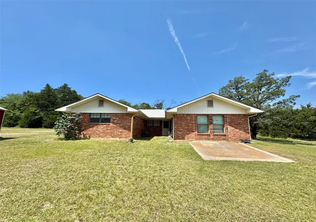 Photo 1 of Single family home for sale at 450 Woodbine Estates Rd, Gainesville, TX 76240 | MLS# 21309856 | Listing updated on 2026-09-03