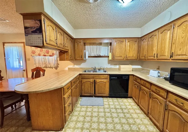 Photo 2 of Single family home for sale at 450 Woodbine Estates Rd, Gainesville, TX 76240 | MLS# 21309856 | Listing updated on 2026-09-03