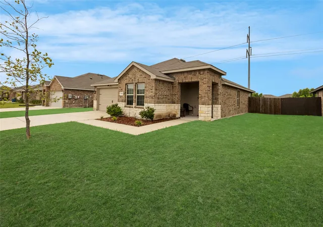 Photo 2 of Single family home for sale at 806 Twin Edge Dr, Royse City, TX 75189 | MLS# 21306518 | Listing updated on 2026-09-27