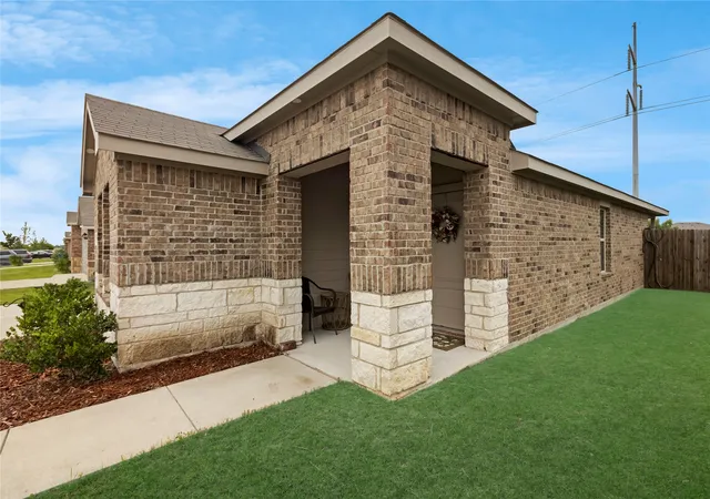 Photo 3 of Single family home for sale at 806 Twin Edge Dr, Royse City, TX 75189 | MLS# 21306518 | Listing updated on 2026-09-27