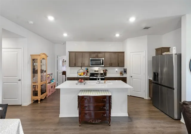 Photo 4 of Single family home for sale at 806 Twin Edge Dr, Royse City, TX 75189 | MLS# 21306518 | Listing updated on 2026-09-27