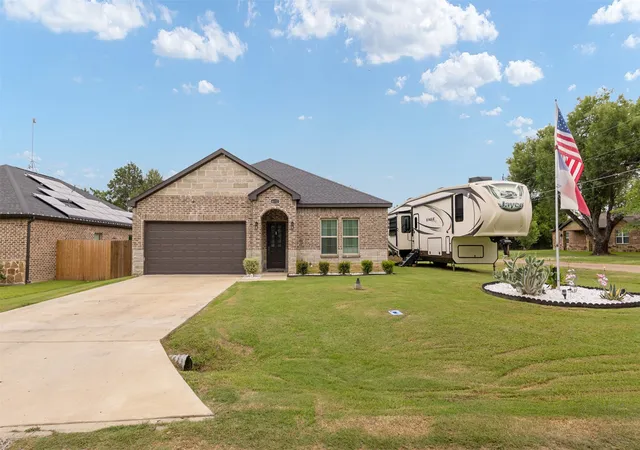 Homes for sale in Kemp, TX | 8112 Lakeshore Dr, Kemp, TX 75143 | MLS# 21307615