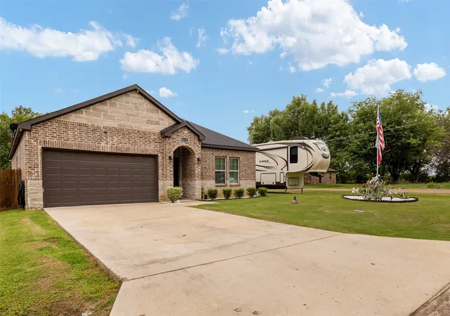 Homes for sale in Kemp, TX | 8112 Lakeshore Dr, Kemp, TX 75143 | MLS# 21307615