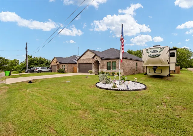 Homes for sale in Kemp, TX | 8112 Lakeshore Dr, Kemp, TX 75143 | MLS# 21307615