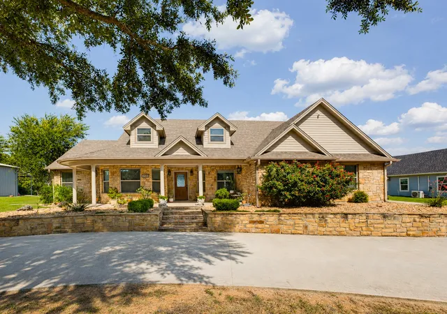 Photo 3 of Single family home for sale at 711 Crows Pt, Bridgeport, TX 76426 | MLS# 21309238 | Listing updated on 2026-08-03