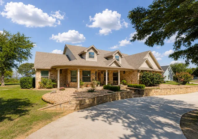 Homes for sale in Lake Bridgeport, TX | 711 Crows Pt, Lake Bridgeport, TX 76426 | MLS# 21309238