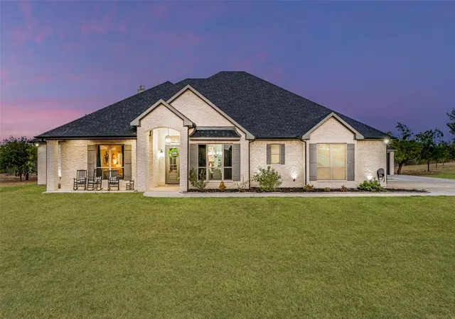 Photo 2 of Single family home for sale at 101 Trail Rdg, Weatherford, TX 76087 | MLS# 21310371 | Listing updated on 2026-08-03