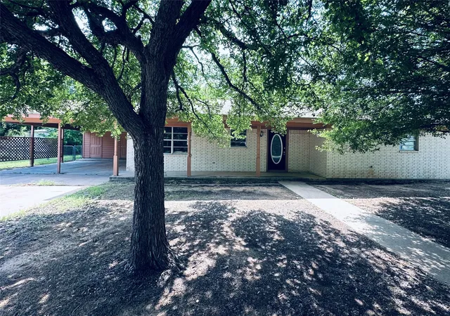 Homes for sale in Comanche, TX | 303 N Victor St, Comanche, TX 76442 | MLS# 21310548
