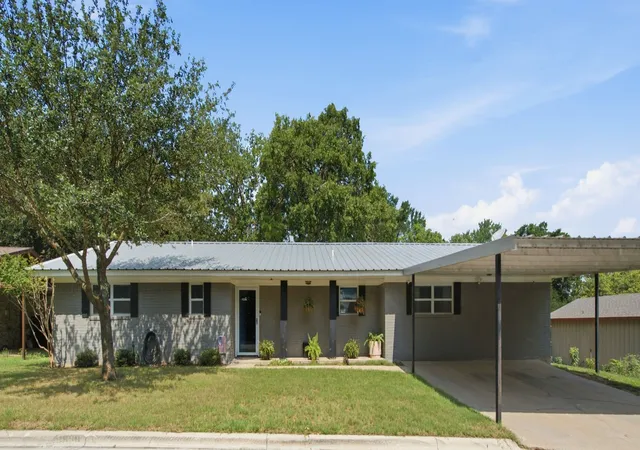 Photo 1 of Sale Pending at 616 S Bowie St, De Leon, TX 76444 | MLS# 21309671 | Listing updated on 2026-09-16