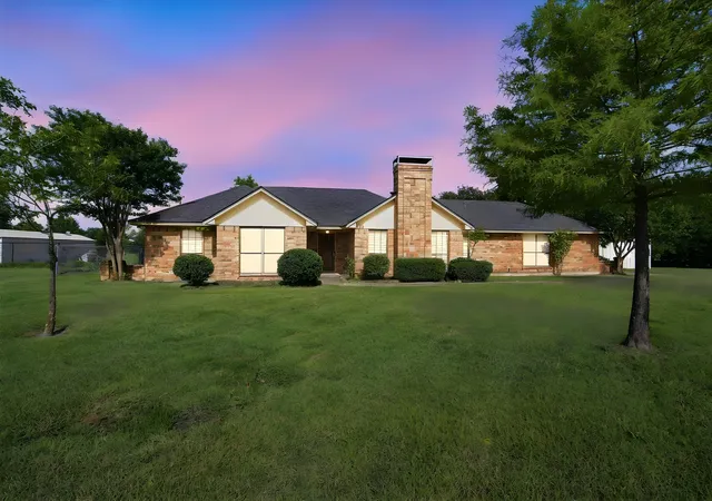 3rd image of 112 Deborde Cir, Red Oak, TX 75154 | MLS# 21310359